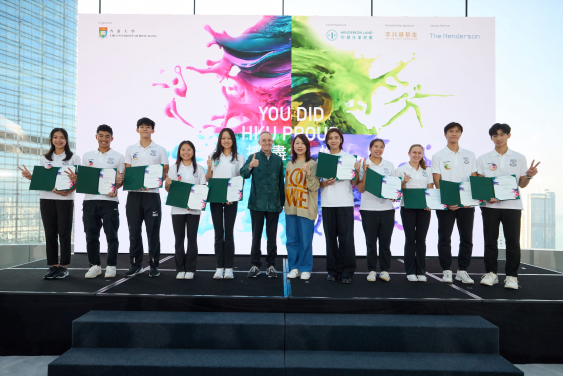 Professor Ian Holliday (middle left), Vice-President and Pro-Vice-Chancellor (Teaching and Learning) and Ms Cynthia Leung (middle right), General Manager of Corporate Communications Department of Henderson Land Development Company Limited together present the certificate to the Lee Shau Kee Top Athletes Scholars*.
 